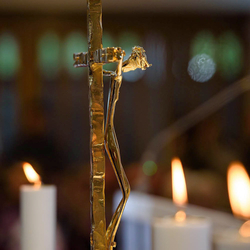 Le crucifix dor dans l'glise - sculpture du Christ crucifi