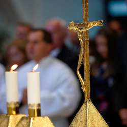 Le crucifix dor dans l'glise - sculpture du Christ crucifi