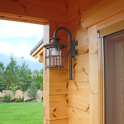 Luxus-Auenlampe in der Terrasse einer Berghtte - handeschmiedete Wandleuchte