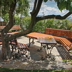 Mobilier forg exclusif avec bois de cèdre exotique - table de jardin, bancs et balancelle