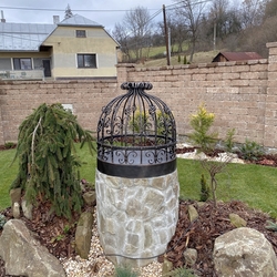 Couvercle forg pour puits dans le jardin d'une maison individuelle près de Stropkov