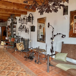 Kunstschmiede UKOVMI – Showroom – schmiedeeisernes Ledersofa, Spiegel, Leuchten, Holztrage, Accessoires ...