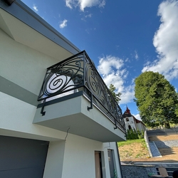 Garde-corps en fer forgé design sur le balcon d’une maison familiale Garde-corps en fer forgé design sur le balcon d’une maison familiale