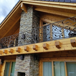 Balustrade artistique forgée avec un motif forestier de pin sur le balcon d'une maison de montagne des Tatras - balustrade extérieure Balustrade artistique forgée avec un motif forestier de pin sur le balcon d'une maison de montagne des Tatras - balustrade extérieure