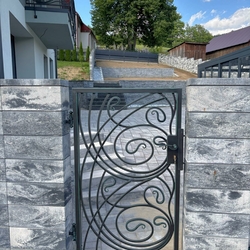 Portail forgé fabriqué par UKOVMI pour une maison familiale – clôture de haute qualité Portail forgé fabriqué par UKOVMI pour une maison familiale – clôture de haute qualité