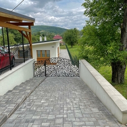 Portail luxueux forgé à la main avec des branches de chêne – clôture d'une maison familiale dans un village en Slovaquie Portail luxueux forgé à la main avec des branches de chêne – clôture d'une maison familiale dans un village en Slovaquie