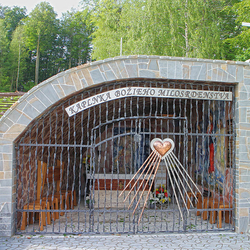 Grille sur la chapelle avec un cœur en cuivre et une inscription en acier inoxydable