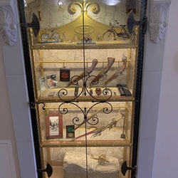 Vitrine forge avec du verre dans une maison bourgeoise du 15e siècle à Spisk Nov Ves, Slovaquie