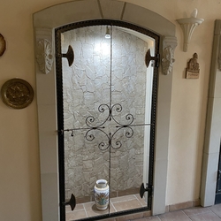 Vitrine forge avec du verre dans une maison bourgeoise du 15e siècle à Spisk Nov Ves