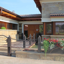 Solution intégral de clôture d'une villa. Portillon,clôture avec les luminaires et porte-pots à fleurs. Solution intégral de clôture d'une villa. Portillon,clôture avec les luminaires et porte-pots à fleurs.