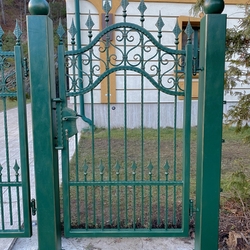 Porte forgée avec portail fabriquée par UKOVMI avec un traitement de surface spécial Porte forgée avec portail fabriquée par UKOVMI avec un traitement de surface spécial