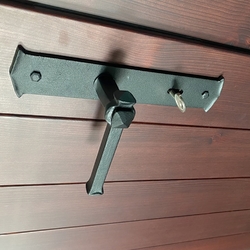 Poignées forgées et plaques de porte sur les portes des chambres d'une maison individuelle Poignées forgées et plaques de porte sur les portes des chambres d'une maison individuelle