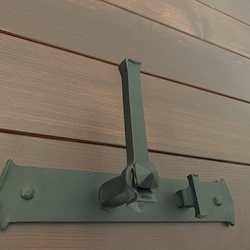 Poignes forges sur les portes des toilettes et de la salle de bain