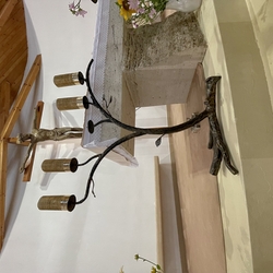Bougeoir à quatre branches dans une glise en Slovaquie, forg sous la forme d'une branche de chêne