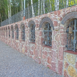 Grilles forges sur les monuments du site de pèlerinage de Butkov