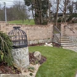 Couvercle forg pour puits et rampe dans le jardin d'une maison individuelle