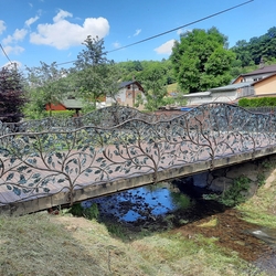 Garde-corps forgé à la main fabriqué comme barrière sur un pont au-dessus d'un ruisseau Garde-corps forgé à la main fabriqué comme barrière sur un pont au-dessus d'un ruisseau