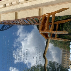 Chaise vide  plaque commmorative ralise comme un mmorial pour le pass et un rappel pour les gnrations futures
