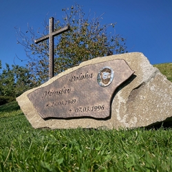 Pierre tombale avec une croix forge, une plaque avec des inscriptions et une photographie, et une rose dcorative