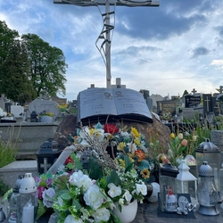 Denkmal – ein offenes Buch und ein Kreuz auf einem Felsen Denkmal – ein offenes Buch und ein Kreuz auf einem Felsen