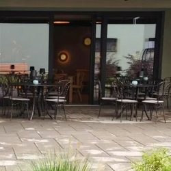 Tables rondes et chaises forges à la main avec le nom du restaurant Bellucci  mobilier de terrasse