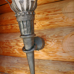 Le luminaire de luxe Torche rappelle les poques historiques où la lumière tait apporte par le feu