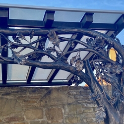 Un autre aperu des branches de l'arbre sous le toit  œuvres d'art forges