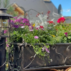 clairage de la terrasse du chalet des Tatras avec des lampes sur pied de jardin