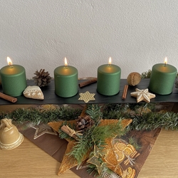 Den Adventskerzenhalter fr vier Kerzen knnen Sie nach eigenem Geschmack und Fantasie dekorieren