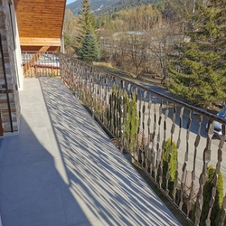 Balustrade sur le balcon d'une maison familiale forgée dans l'artisanat en fer forgé UKOVMI Balustrade sur le balcon d'une maison familiale forgée dans l'artisanat en fer forgé UKOVMI