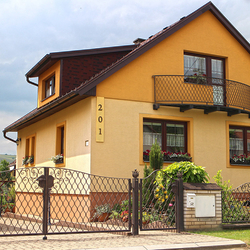 Geschmiedeter Zaun  Feinheit im Detail  schmiedeeisernes Tor und Zaun an einem Einfamilienhaus