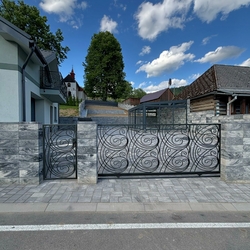 Portail coulissant en fer forgé auprès d'une maison familiale dans la région de Spiš – réalisé selon le projet de l’architecte Ing. Jozef Figlár Portail coulissant en fer forgé auprès d'une maison familiale dans la région de Spiš – réalisé selon le projet de l’architecte Ing. Jozef Figlár