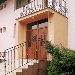 Geschmiedetes Balkongelnder und Gelnder auf der Treppe am Eingang ins Haus  Auengelnder