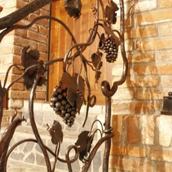 Garde-corps forgé à la main en forme de vigne dans une cave à vin – design artistique Garde-corps forgé à la main en forme de vigne dans une cave à vin – design artistique
