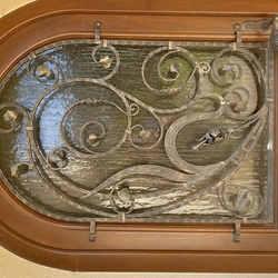 Grilles forges dcoratives sur les portes d'une maison individuelle
