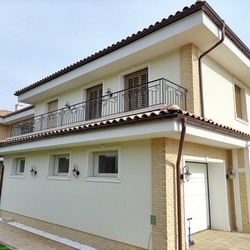 Balustrade forgée de balcon fabriquée pour une maison familiale près de Košice Balustrade forgée de balcon fabriquée pour une maison familiale près de Košice