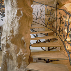 Garde-corps forgé combiné avec du bois, conçu comme un arbre de pin - escalier de luxe Garde-corps forgé combiné avec du bois, conçu comme un arbre de pin - escalier de luxe