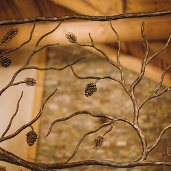 Garde-corps forgé de luxe avec motif de conifère - vue rapprochée - garde-corps artistique Garde-corps forgé de luxe avec motif de conifère - vue rapprochée - garde-corps artistique
