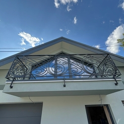 Garde-corps de balcon moderne réalisé selon le design de Ing. arch. Jozef Figlár Garde-corps de balcon moderne réalisé selon le design de Ing. arch. Jozef Figlár