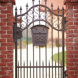 Porte forgée avec boîte aux lettres et numéro de maison Porte forgée avec boîte aux lettres et numéro de maison
