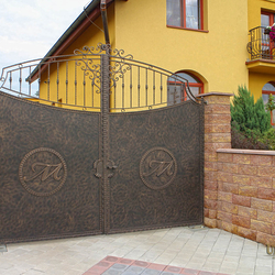 Auergewhnliches, massives Tor mit Logo fr ein Einfamilienhaus