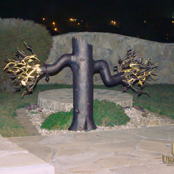 Éclairage artistique Arbre dans le jardin d'une maison familiale – Lampe de luxe Éclairage artistique Arbre dans le jardin d'une maison familiale – Lampe de luxe