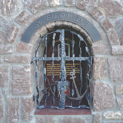 Grilles forges et accessoires sur le monument de Sainte Philomène
