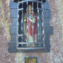 Monument forg de Sainte Barbe avec grilles - lieu de pèlerinage de Butkov