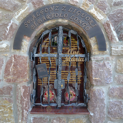 Monument forg des saints - inscription, grilles et signe distinctif. Saint Alphonse de Liguori 