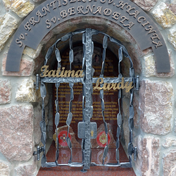 Monument forg - inscription, grilles et signe distinctif. Saint Franois et Sainte Hyacinthe