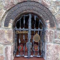 Schmiedeeisernes Denkmal der Heiligen. Inschrift Barmherzigkeit, wunderttige Medaille