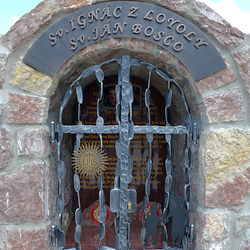 Monument forg des saints avec des attributs sur les grilles. Saint Ignace de Loyola