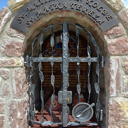 Schmiedeeisernes Denkmal. St. Maximilian Kolbe  Brille, St. Mutter Teresa  Schssel mit Lffel