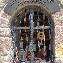 Monument forg avec des attributs des saints. Saint Thomas d'Aquin - glise, Saint Norbert - monstrance